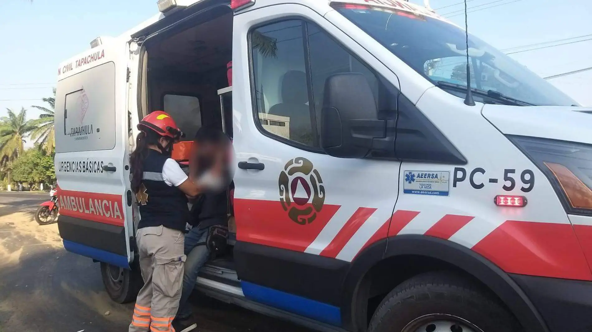 paramédico con lesionado en la ambulancia